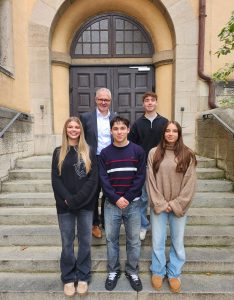 Die Schülersprecher und Schülersprecherinnen des Schuljahres 2024/25: Lovis, Elly, Tamim und Lina